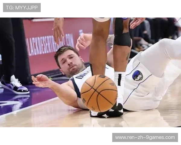 独行侠东契奇节奏变化晃开防守者轻松得分：篮球场上的时间掌控与训练哲学