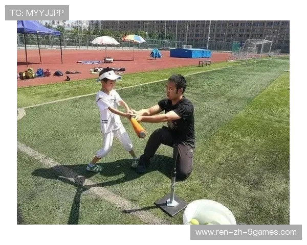 棒球俱乐部开展学员家庭沟通手册指导正确陪伴方式，棒球训练营
